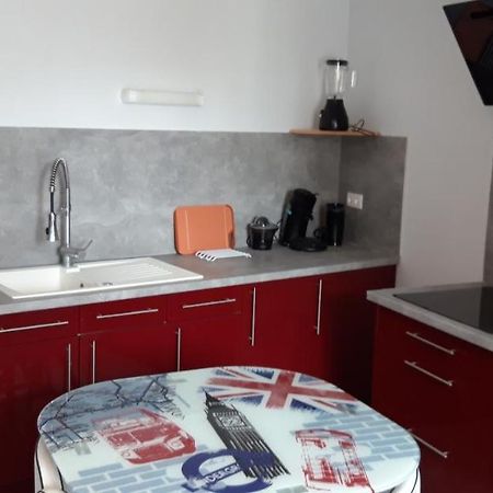 Triplex Tout Confort, Plein Centre Ville Bauge En Anjou Luaran gambar