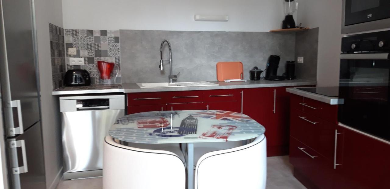 Triplex Tout Confort, Plein Centre Ville Bauge En Anjou Luaran gambar
