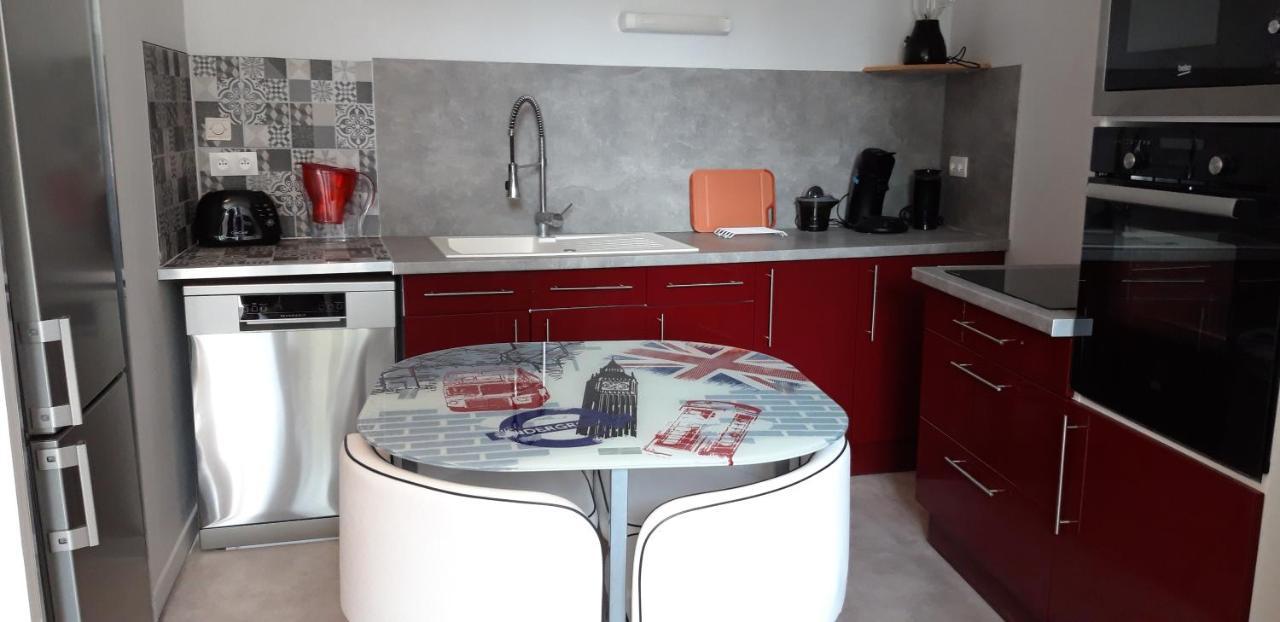 Triplex Tout Confort, Plein Centre Ville Bauge En Anjou Luaran gambar