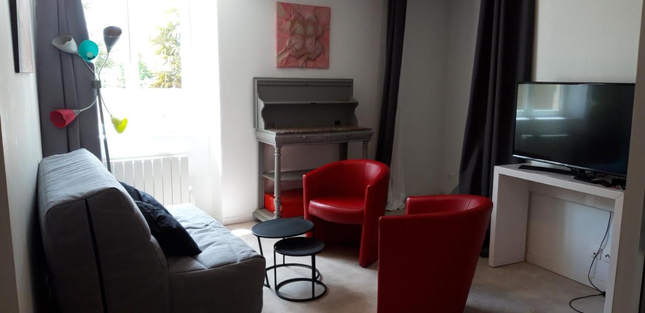 Triplex Tout Confort, Plein Centre Ville Bauge En Anjou Luaran gambar