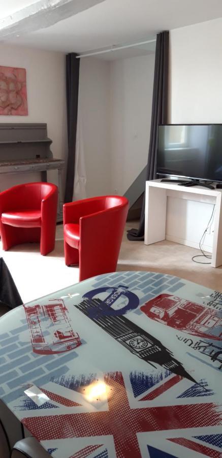 Triplex Tout Confort, Plein Centre Ville Bauge En Anjou Luaran gambar
